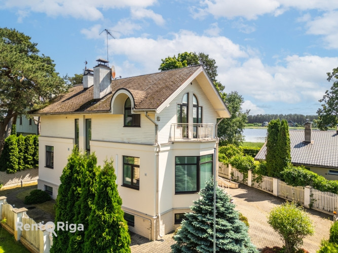 Pārdošanā grezna māja Lielupē ar skatu uz upi. Kluss, dabas ieskauts privātmāju rajons,  bez Jūrmala - foto 1