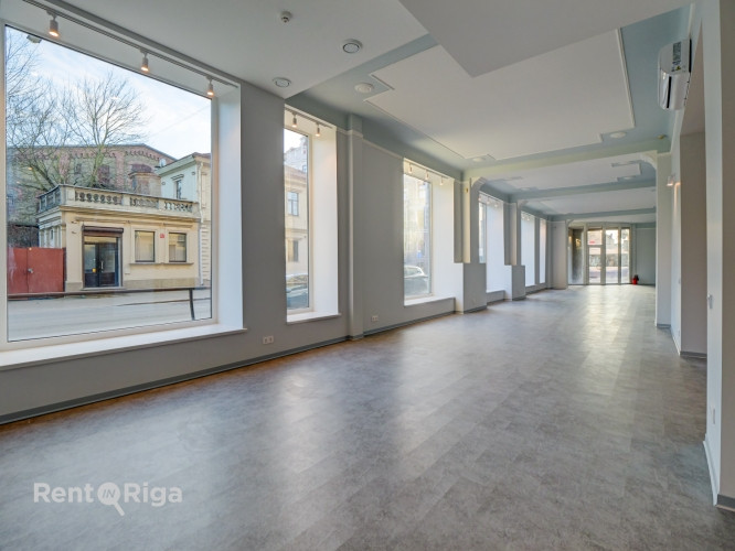 Plašas komerctelpas ar vitrīnas skatlogiem  pieejamas nomai uzreiz  Ar lieliem panorāmas Rīga - foto 1