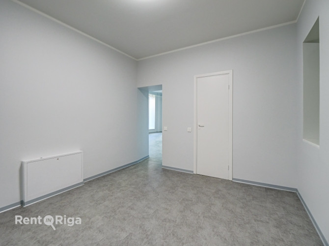 Plašas komerctelpas ar vitrīnas skatlogiem  pieejamas nomai uzreiz  Ar lieliem panorāmas Rīga - foto 5