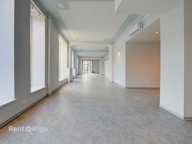 Plašas komerctelpas ar vitrīnas skatlogiem  pieejamas nomai uzreiz  Ar lieliem panorāmas Rīga - foto 6