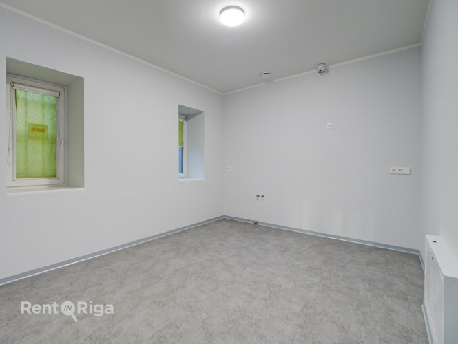 Plašas komerctelpas ar vitrīnas skatlogiem  pieejamas nomai uzreiz  Ar lieliem panorāmas Rīga - foto 4