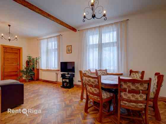 A stylish, sunny apartment in a private house with a garden.  The apartment occupies the entire seco Рига