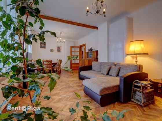 A stylish, sunny apartment in a private house with a garden.  The apartment occupies the entire seco Рига