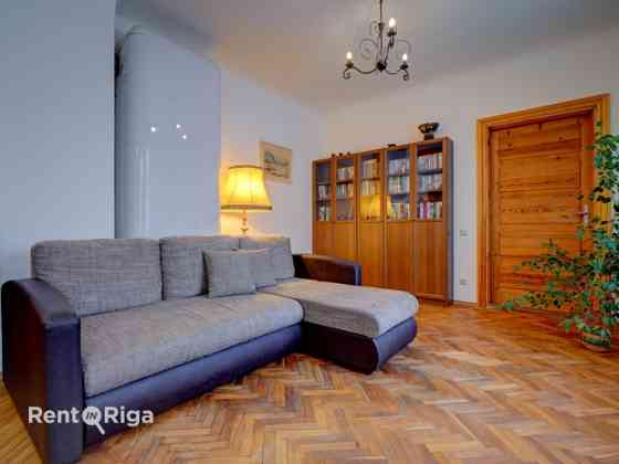 A stylish, sunny apartment in a private house with a garden.  The apartment occupies the entire seco Рига