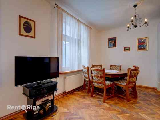 A stylish, sunny apartment in a private house with a garden.  The apartment occupies the entire seco Рига