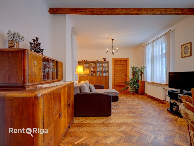 A stylish, sunny apartment in a private house with a garden.  The apartment occupies the entire seco Рига - изображение 3