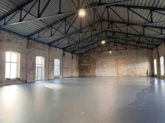 Промышленные помещения с высокими потолками.   Бывшая территория "Рижского Рига