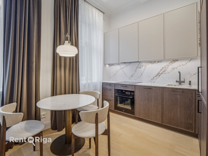 Piedāvājam jaunu elegantu dzīvokli renovētā ēkā pašā Rīgas centrā, preti parkam, pie Rīga - foto 3