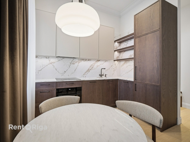 Piedāvājam jaunu elegantu dzīvokli renovētā ēkā pašā Rīgas centrā, preti parkam, pie Rīga - foto 4