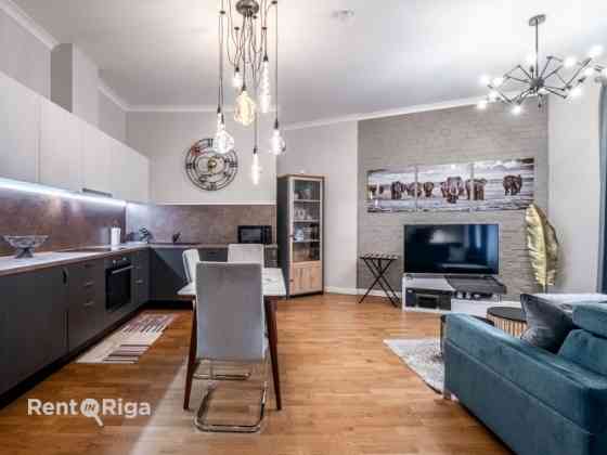 Элегантная 2-комнатная квартира в отреставрированном доме в центре Риги! Рига