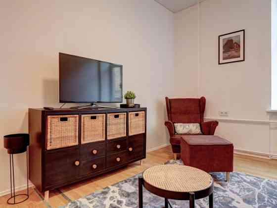 Izīrē gaišu un plašu dzīvokli Merķeļa ielā 8, pašā Rīgas centrā. Dzīvoklī ir divas izolētas guļamist Рига