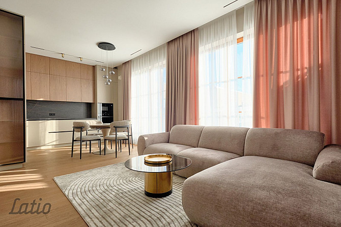 Izīrē ilgtermiņā plašu un gaišu tikko pabeigtu trīs istabu dzīvokli jaunajā projektā Rīga - foto 1