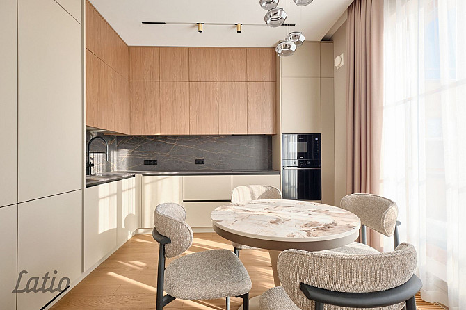 Izīrē ilgtermiņā plašu un gaišu tikko pabeigtu trīs istabu dzīvokli jaunajā projektā Rīga - foto 3