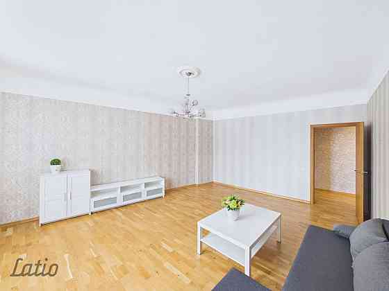 Rīgas centrā, K. Barona ielā 97, pieejams mēbelēts 2 istabu dzīvoklis pirmskara ķieģeļu mājā. 64 m,  Rīga