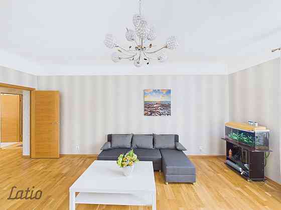 Rīgas centrā, K. Barona ielā 97, pieejams mēbelēts 2 istabu dzīvoklis pirmskara ķieģeļu mājā. 64 m,  Rīga