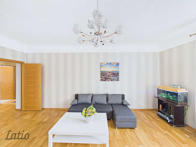 Rīgas centrā, K. Barona ielā 97, pieejams mēbelēts 2 istabu dzīvoklis pirmskara ķieģeļu Rīga - foto 2