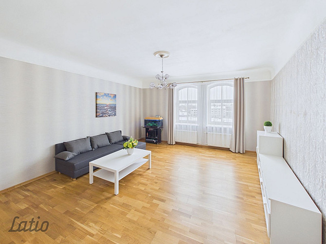 Rīgas centrā, K. Barona ielā 97, pieejams mēbelēts 2 istabu dzīvoklis pirmskara ķieģeļu Rīga - foto 3