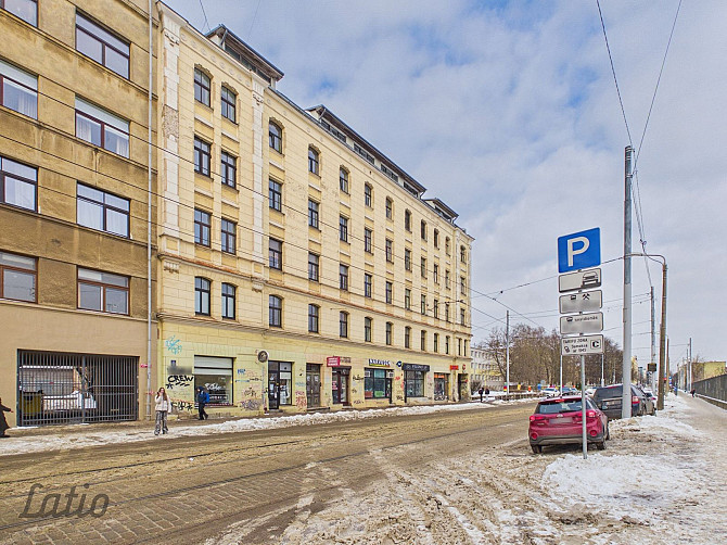 Rīgas centrā, K. Barona ielā 97, pieejams mēbelēts 2 istabu dzīvoklis pirmskara ķieģeļu Rīga - foto 1