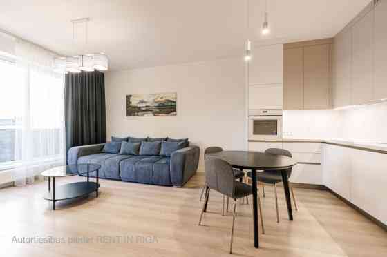 Сдается уютная, современная квартира в проекте Duntes Zīles. Высокий первый этаж Рига