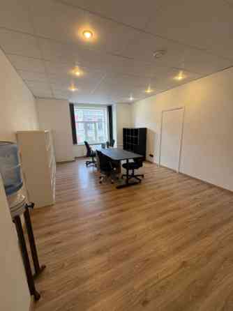 Сдается светлый и удобный офис, полностью оборудованный мебелью, в Тихом Центре. Rīga