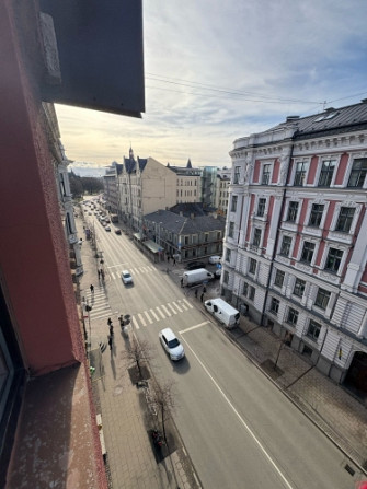 Iznomā Gaišu ērtu biroja telpu , pilnībā aprīkots ar mēbelēm klusajā centrā . Ar Rīga - foto 5