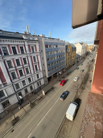 Iznomā Gaišu ērtu biroja telpu , pilnībā aprīkots ar mēbelēm klusajā centrā . Ar Rīga - foto 6