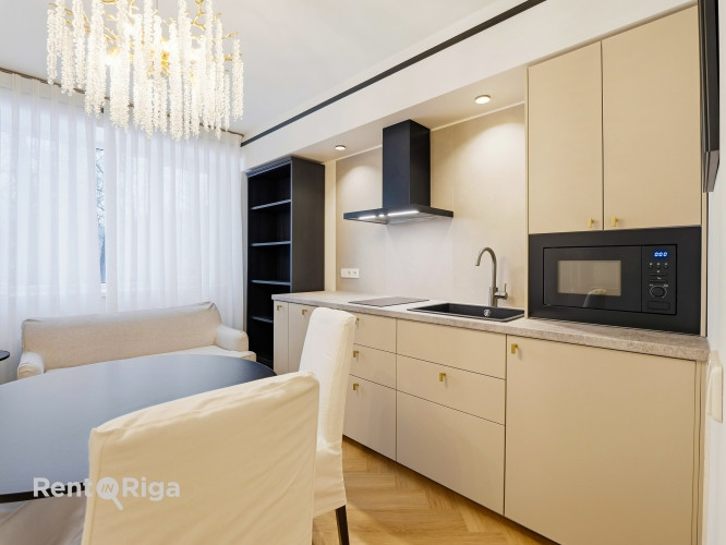 Tiek izīrēts stilīgs un mājīgs 2-istabu dzīvoklis Mežaparkā. Interjers veidots Rīga - foto 3