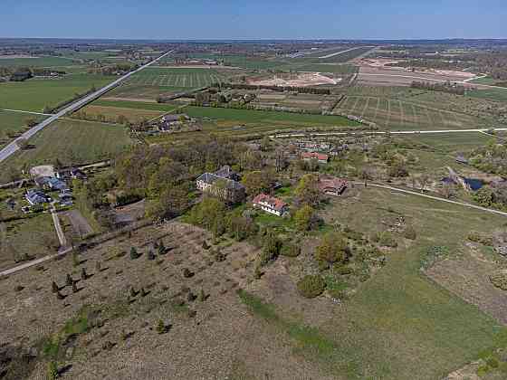 Pārdod Ozolpils muižas kompleksu, kas  atrodas Tukuma novada Smārdes pagastā. Muiža izvietota pagast Tukums un novads