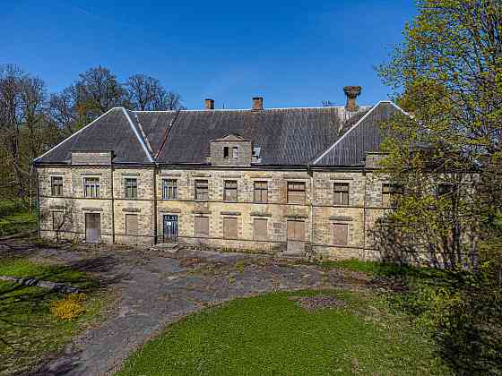 Pārdod Ozolpils muižas kompleksu, kas  atrodas Tukuma novada Smārdes pagastā. Muiža izvietota pagast Tukums un novads