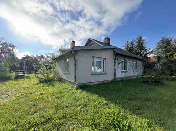 Uz zemes gabala atrodas dzīvojamā ēka un trīs palīgceltnes. Kopējā dzīvojamās ēkas platība 79.7 m2,  Ogre un novads