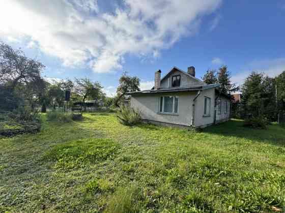 Uz zemes gabala atrodas dzīvojamā ēka un trīs palīgceltnes. Kopējā dzīvojamās ēkas platība 79.7 m2,  Ogre un novads