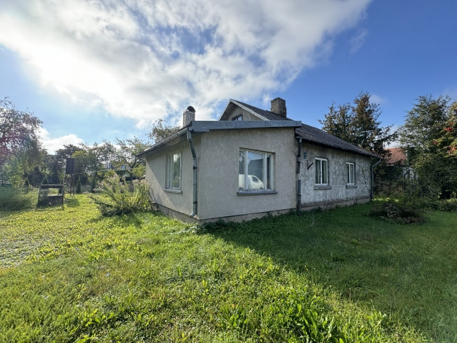 Uz zemes gabala atrodas dzīvojamā ēka un trīs palīgceltnes. Kopējā dzīvojamās ēkas Ogre un novads - foto 2