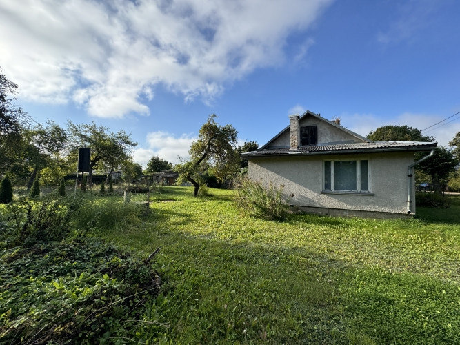 Uz zemes gabala atrodas dzīvojamā ēka un trīs palīgceltnes. Kopējā dzīvojamās ēkas Ogre un novads - foto 9