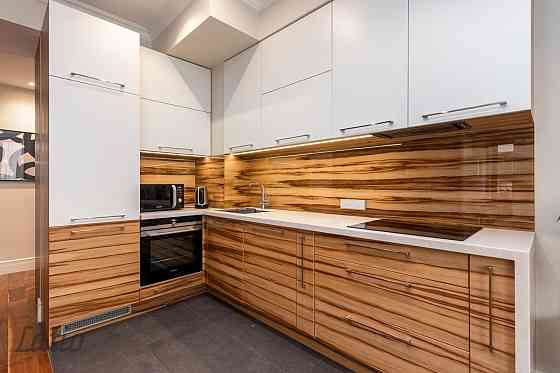 Pārdod mēbelētu un pilnībā aprīkotu, mūsdienīgu un elegantu divistabu dzīvokli jaunajā projektā Club Rīga