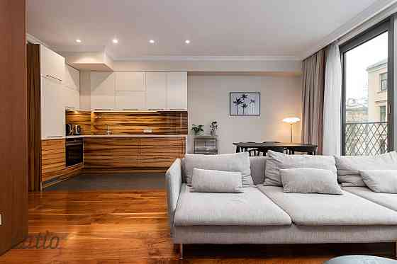 Pārdod mēbelētu un pilnībā aprīkotu, mūsdienīgu un elegantu divistabu dzīvokli jaunajā projektā Club Rīga