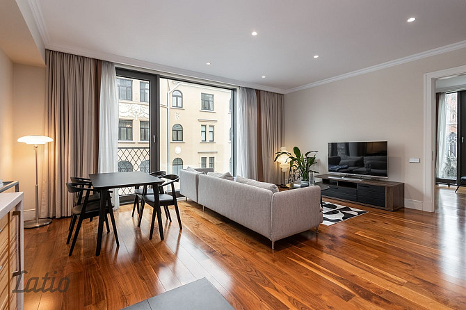 Pārdod mēbelētu un pilnībā aprīkotu, mūsdienīgu un elegantu divistabu dzīvokli jaunajā Rīga - foto 2