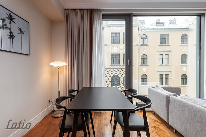 Pārdod mēbelētu un pilnībā aprīkotu, mūsdienīgu un elegantu divistabu dzīvokli jaunajā Rīga - foto 5