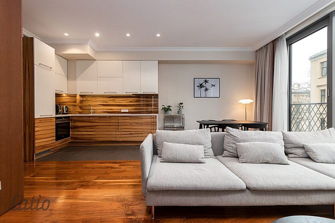 Pārdod mēbelētu un pilnībā aprīkotu, mūsdienīgu un elegantu divistabu dzīvokli jaunajā Rīga - foto 3