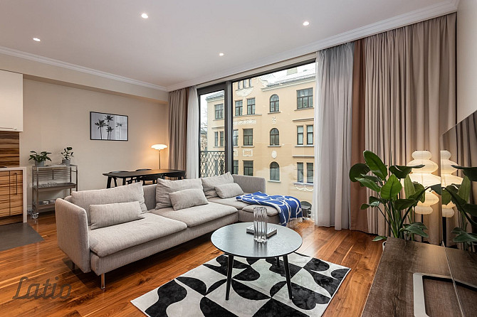 Pārdod mēbelētu un pilnībā aprīkotu, mūsdienīgu un elegantu divistabu dzīvokli jaunajā Rīga - foto 1