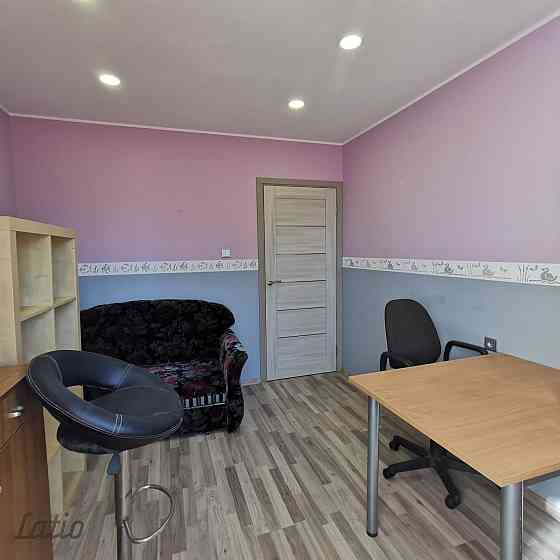 Pārdod lielisku, daļēji mēbelētu 3 istabu dzīvokli ar lodžiju, 64,5 kvm platībā, mājas otrajā stāvā  Rīgas rajons