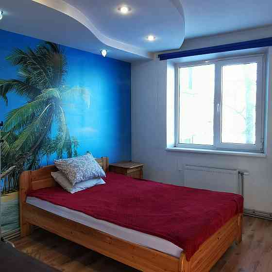 Pārdod lielisku, daļēji mēbelētu 3 istabu dzīvokli ar lodžiju, 64,5 kvm platībā, mājas otrajā stāvā  Rīgas rajons