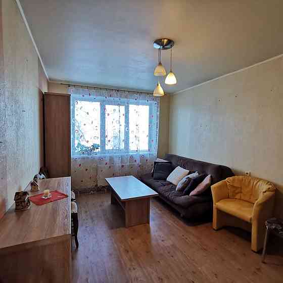 Pārdod lielisku, daļēji mēbelētu 3 istabu dzīvokli ar lodžiju, 64,5 kvm platībā, mājas otrajā stāvā  Rīgas rajons