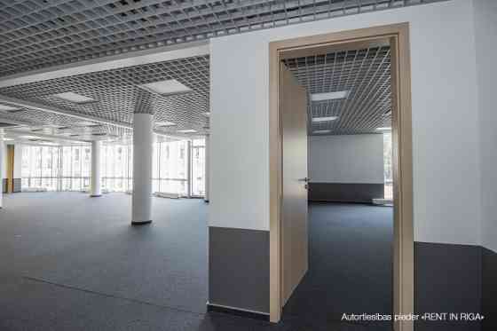 Nomai tiek piedāvāts 197.6 m2 atvērta plānojuma birojs (t.sk. 42.5 m2 koplietošanas telpas) ar pilnu Рига