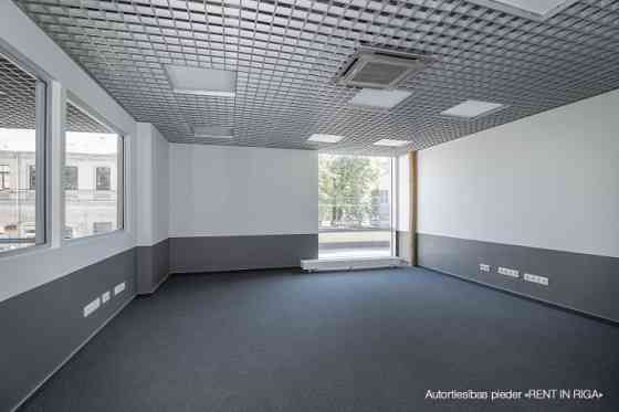Nomai tiek piedāvāts 197.6 m2 atvērta plānojuma birojs (t.sk. 42.5 m2 koplietošanas telpas) ar pilnu Рига
