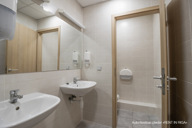 Nomai tiek piedāvāts 197.6 m2 atvērta plānojuma birojs (t.sk. 42.5 m2 koplietošanas telpas) ar pilnu Рига - изображение 9