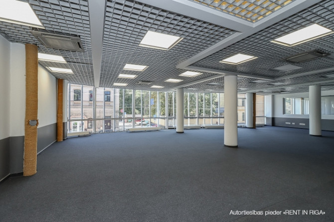 Nomai tiek piedāvāts 197.6 m2 atvērta plānojuma birojs (t.sk. 42.5 m2 koplietošanas telpas) ar pilnu Рига - изображение 1