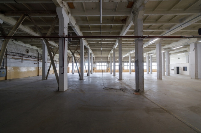 Warehouse or production premises on the 2nd floor with a freight elevator  1 large unrenovated wareh Рига - изображение 1