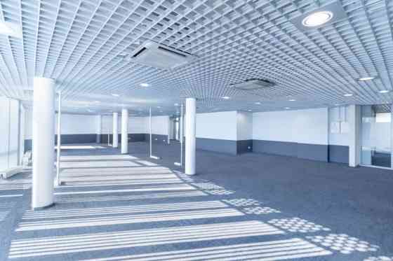 Open-plan office for lease occupying the entire 4th floor of the building.  The interior area is 500 Рига