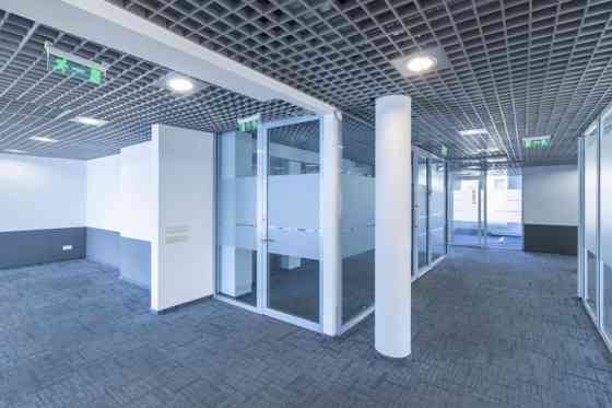 Open-plan office for lease occupying the entire 4th floor of the building.  The interior area is 500 Рига