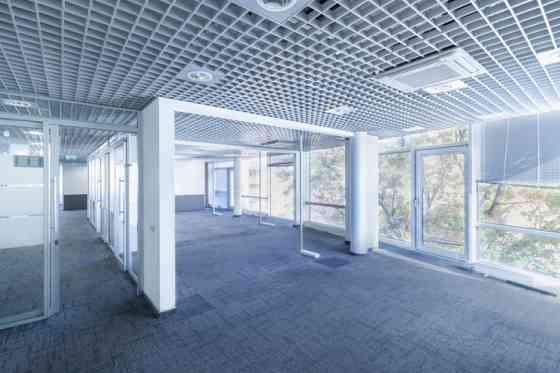 Open-plan office for lease occupying the entire 4th floor of the building.  The interior area is 500 Рига